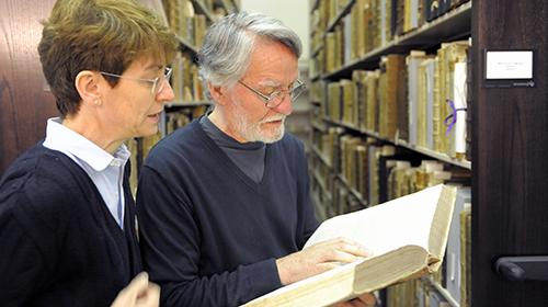 两位学者正在研究一篇有几百年历史的文本